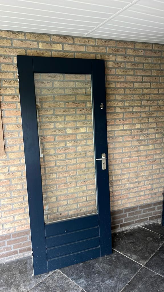 Donkerblauwe buitendeur met glas en beslag, Doe-het-zelf en Verbouw, Ophalen, Gebruikt, 80 tot 100 cm, Buitendeur