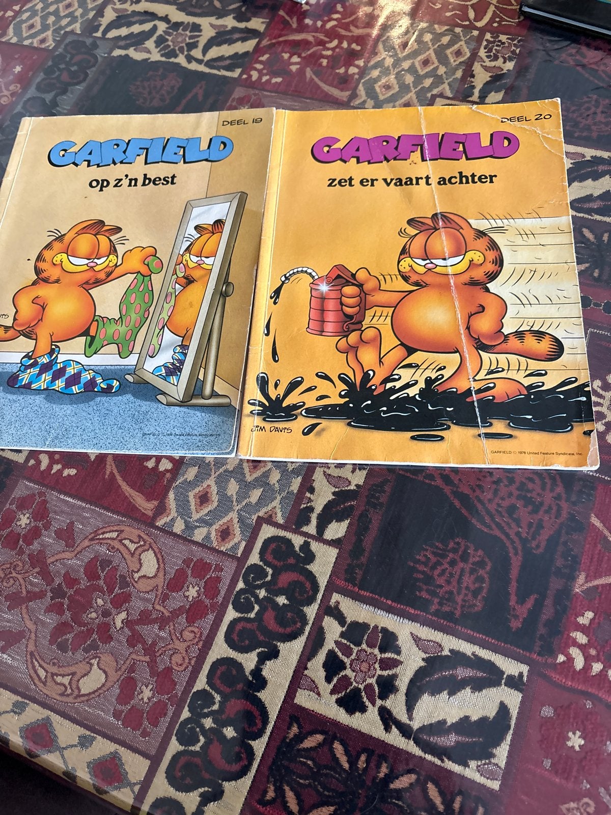 2 Garfield stripboeken: 'Op z'n best' (deel 19) en 'Zet er v, Meerdere stripboeken, Ophalen of Verzenden, Gelezen