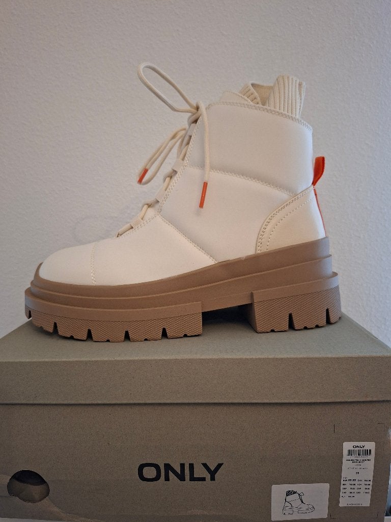 NIEUWE Only snowboots creme maat 39 met veter, Only, Wit, Snowboots, Nieuw