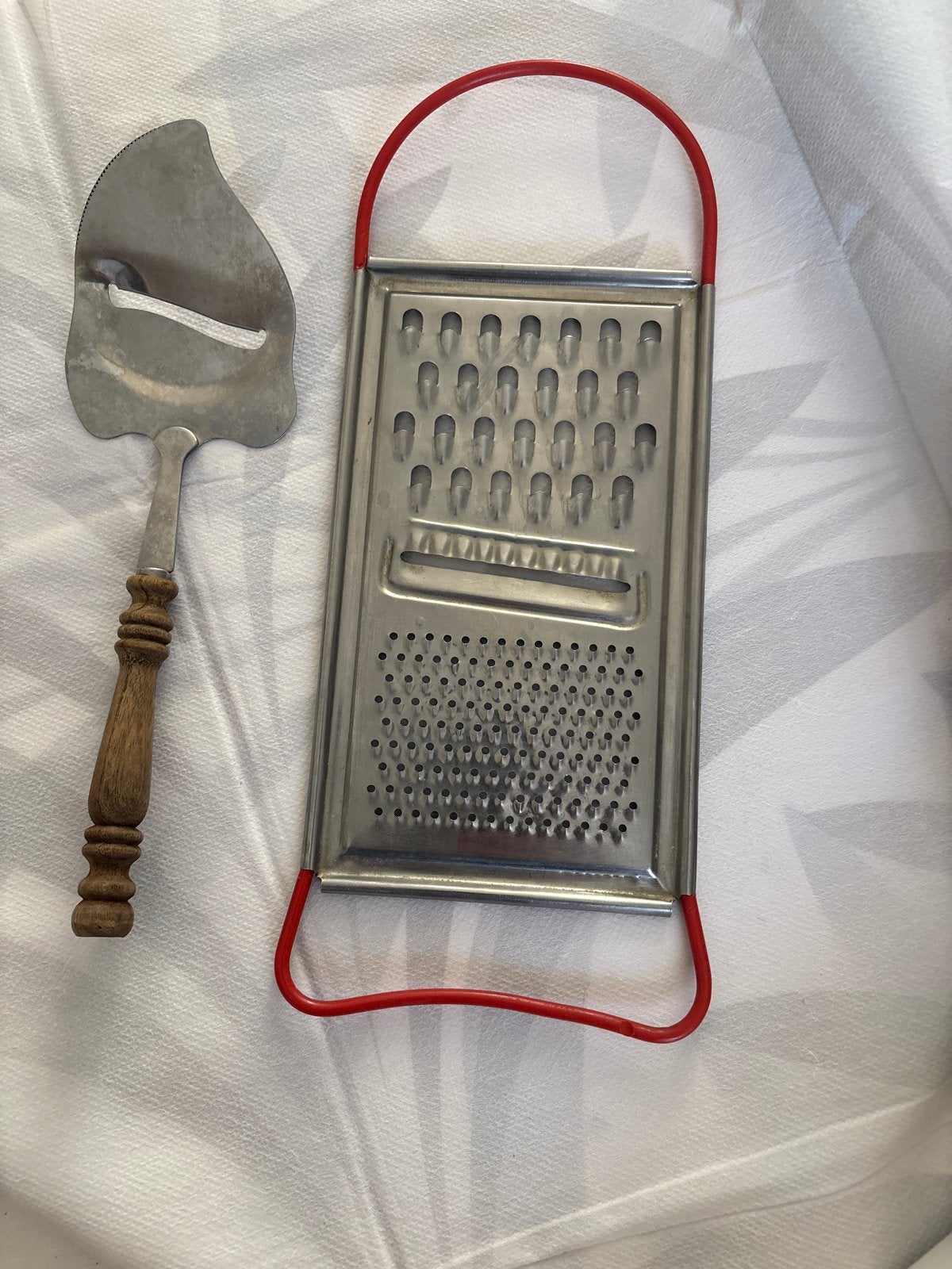 Vintage keukenset: RVS rasp (jaren '60) & houten kaasschaaf, Antiek en Kunst, Ophalen of Verzenden