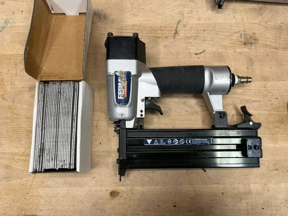 Ferm ATM1044 air nailer schiethamer, Verzenden, Gebruikt