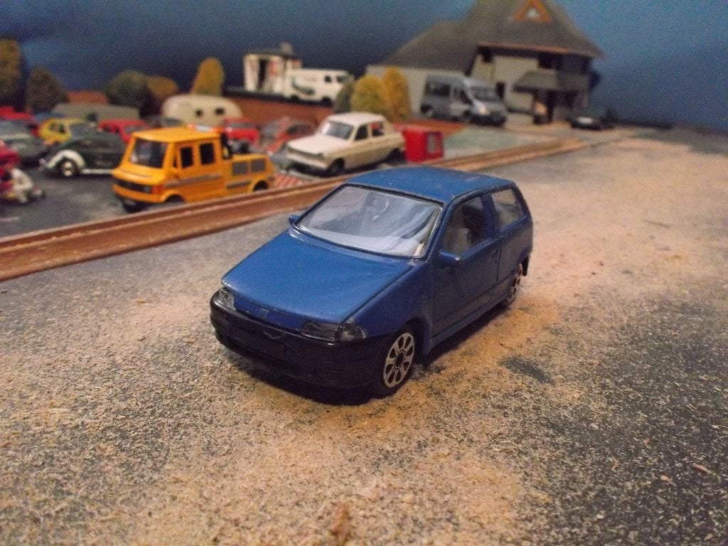 1:43 Fiat Punto - Bburago blauwmetallic, Ophalen of Verzenden, Nieuw, Auto, Overige merken
