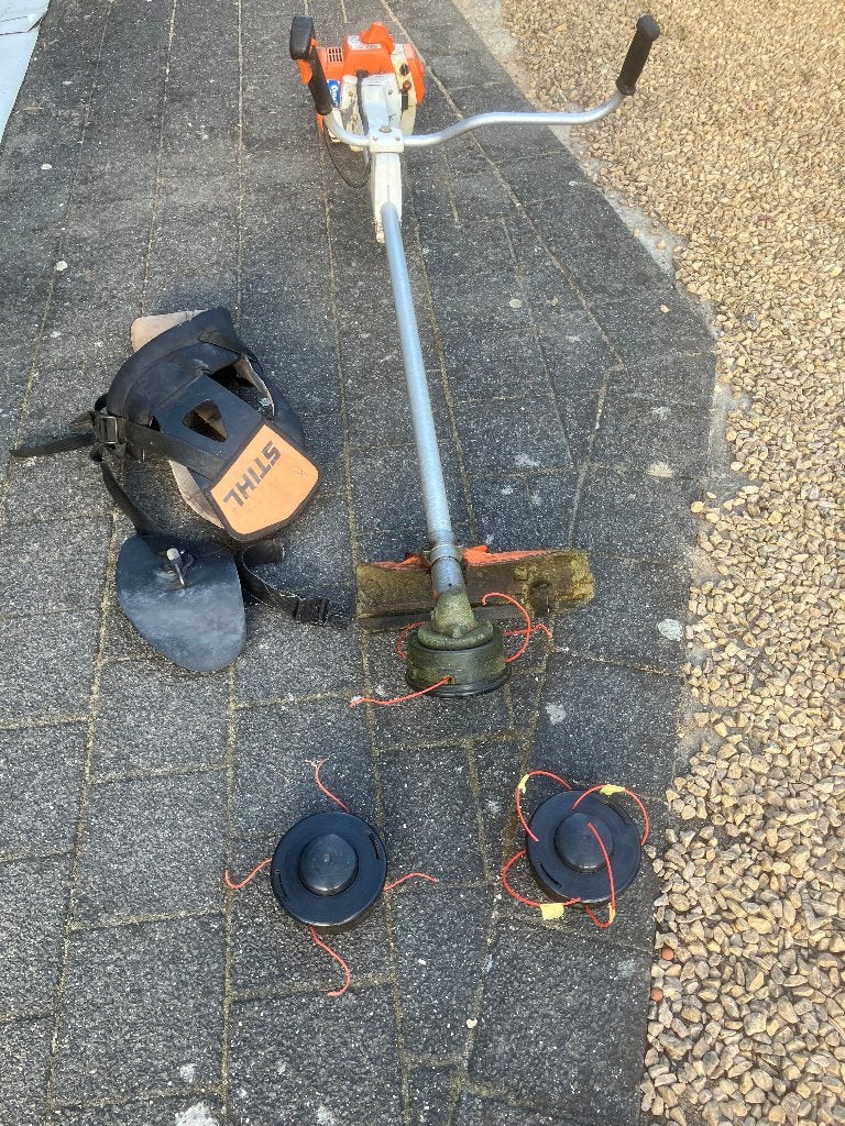 Stihl FS 550 Bosmaaier incl. 3 maaikoppen 4 draads en helm, Ophalen, Gebruikt, 30 tot 50 cm, Stihl