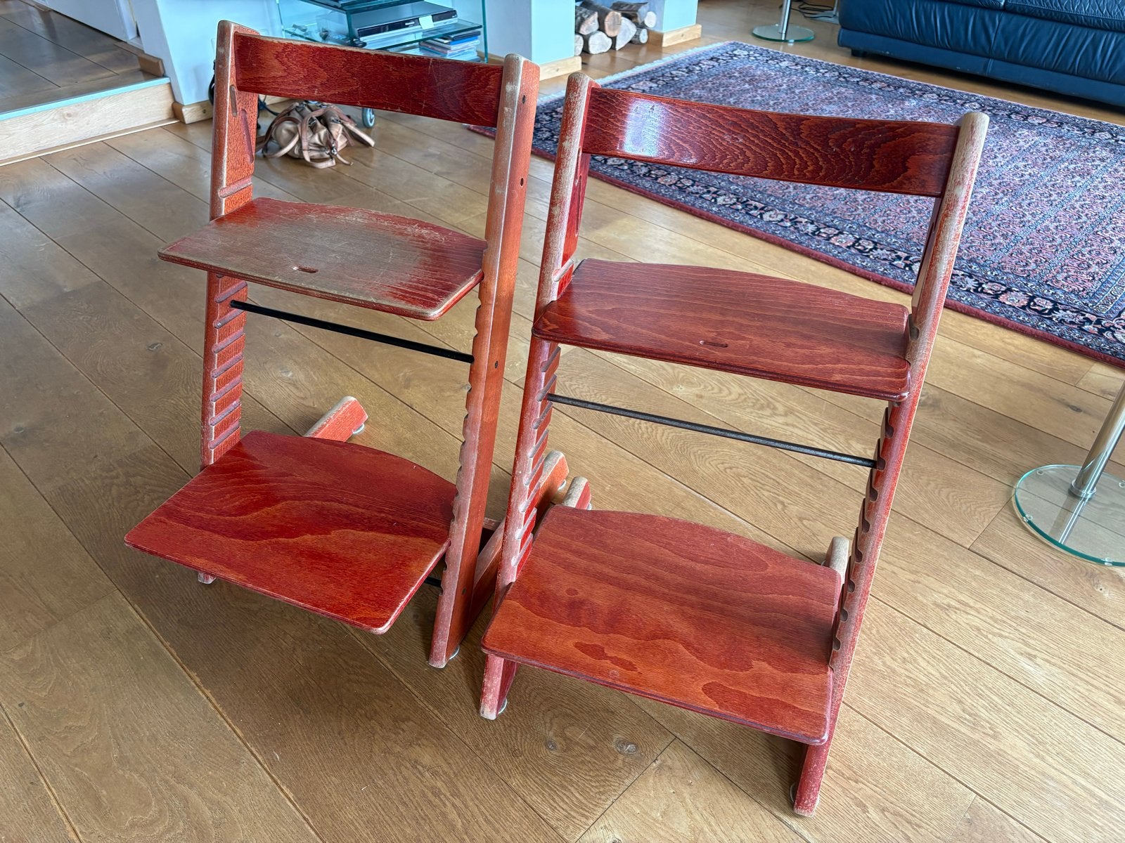 Twee VINTAGE Stokke Tripp Trapp meegroeistoelen, rood, Kinderen en Baby's, Kinderstoelen, Ophalen, Gebruikt, Meegroeistoel, Stoelverkleiner