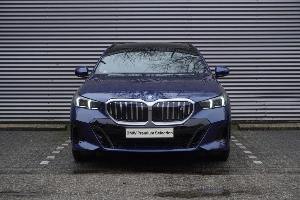 BMW i5 Touring eDrive40 M Sportpakket | Comfort Pack | Trekh, Auto's, BMW, Automaat, 510 min, Zwart, Met garantie (alle)