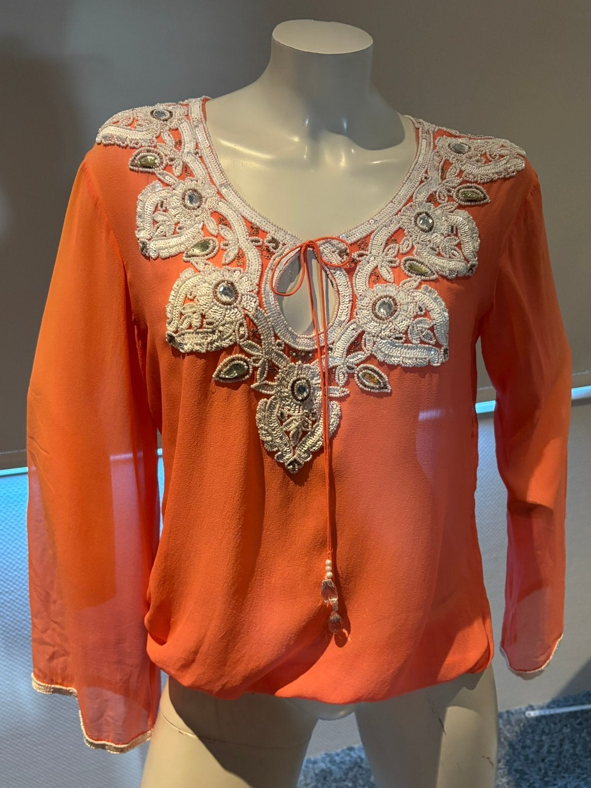 Taj zijde blouse met kralen maat l valt als m, Kleding | Dames, Blouses en Tunieken, Maat 38/40 (M), ., Oranje, Ophalen of Verzenden