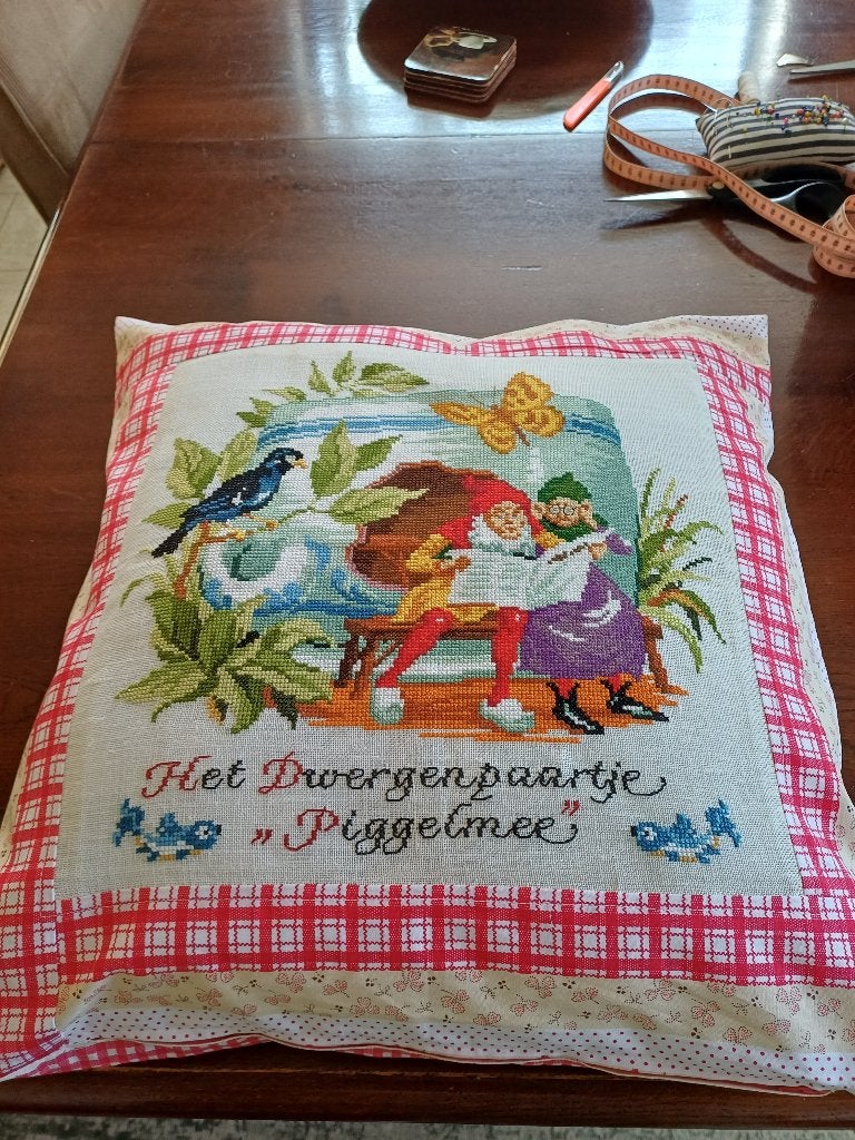 Kussen met borduurwerk. ,,,Paartje Piggelmee,, 50/50 cm., Vierkant, Nieuw, Ophalen of Verzenden, Sierkussen