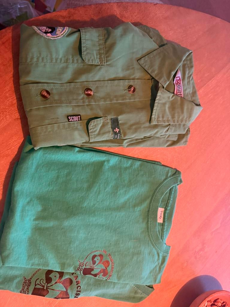 Scoutingblouse met emblemen zgan en 2 scoutingshirts zgan, Ophalen of Verzenden, Zo goed als nieuw, Meisje, Shirt of Longsleeve