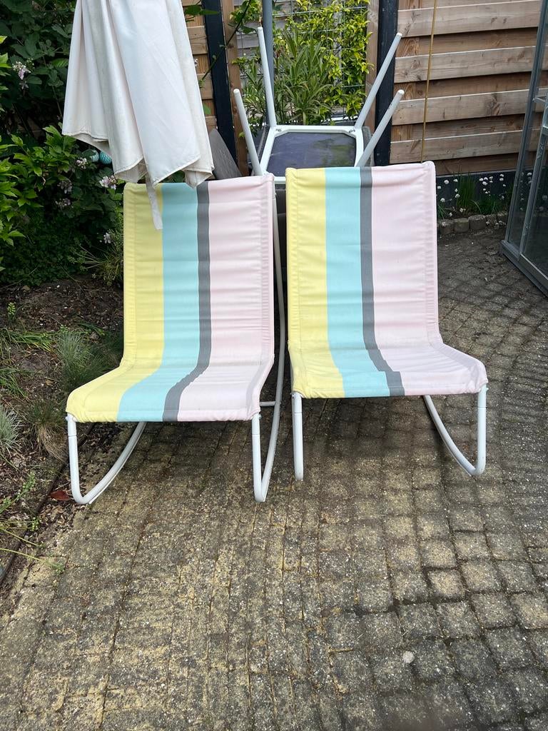 2x schommelstoelen met kleurrijke strepen, Tuin en Terras, Tuinstoelen, Ophalen, Zo goed als nieuw, Metaal, Inklapbaar