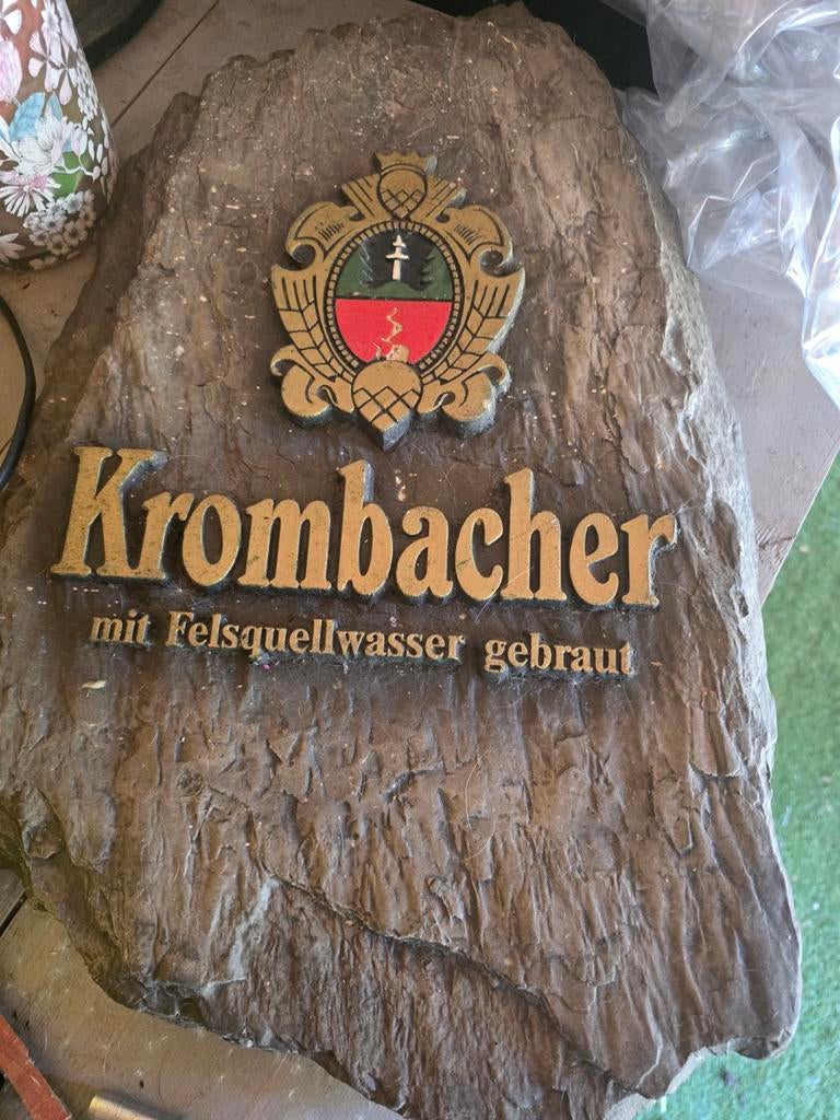 Krombacher Steen Reclamebord - Uniek Bierdecoratie Item, Ophalen of Verzenden, Gebruikt, Reclamebord, Plaat of Schild, Overige merken
