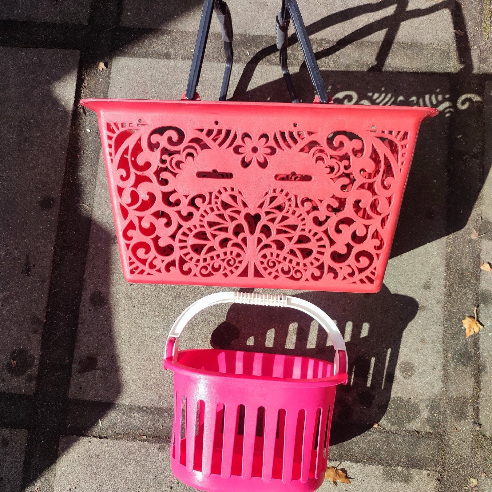 Kunststof fietsmand rood €10,- of klein roze € 5,-, Ophalen of Verzenden, Zo goed als nieuw