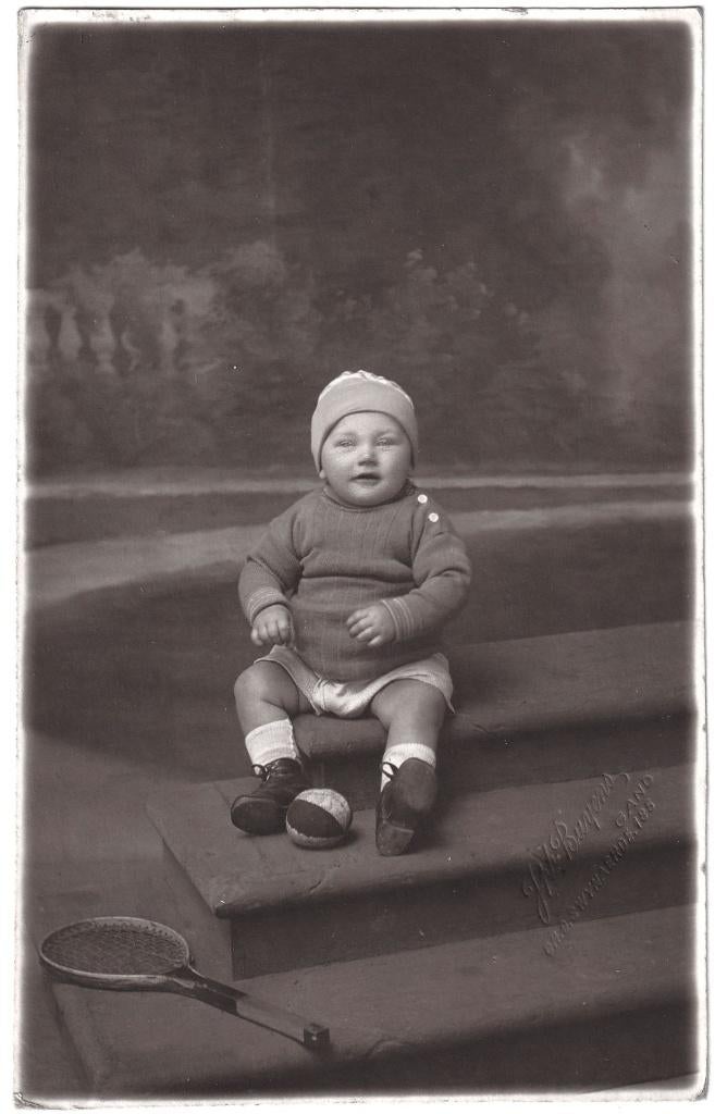 Foto - Lachend Kind Jongen Mutsje Tennis Bal - Buijens Gent, Gebruikt, Foto, Ophalen of Verzenden, Voor 1940