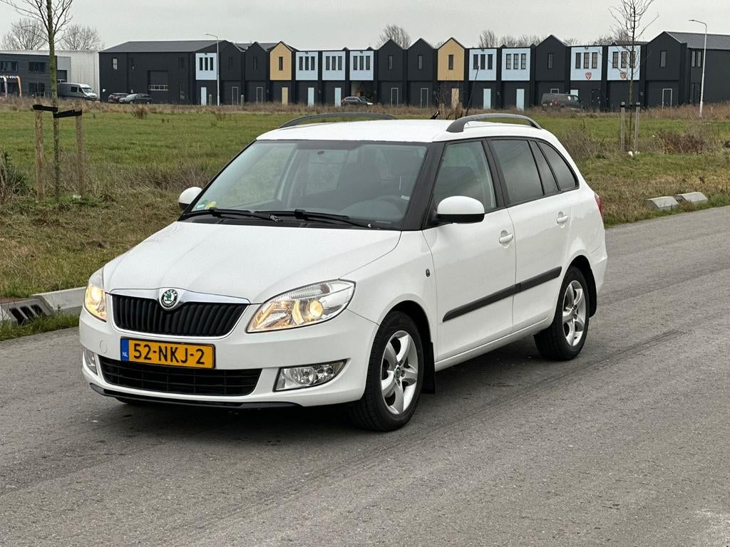 Skoda Fabia 1.2 TDI 105pk Combi 2010 Wit, Auto's, Skoda, Voorwielaandrijving, Euro 5, 1119 kg, Zwart