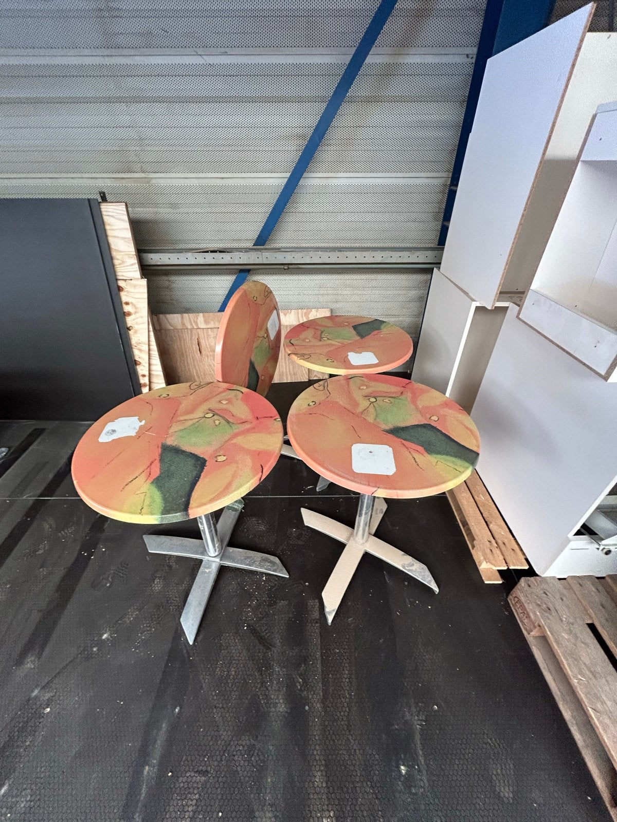Tafeltjes uit Amsterdam, 4 stuks rond 65-70 cm, Ophalen, Gebruikt, Rond, Metaal
