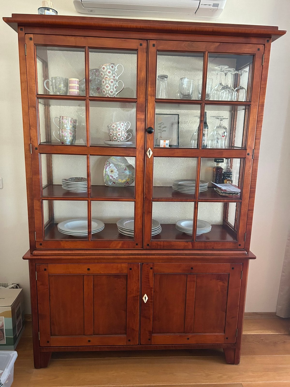Schuitema Shaker vitrinekast massief kersenhout, Ophalen