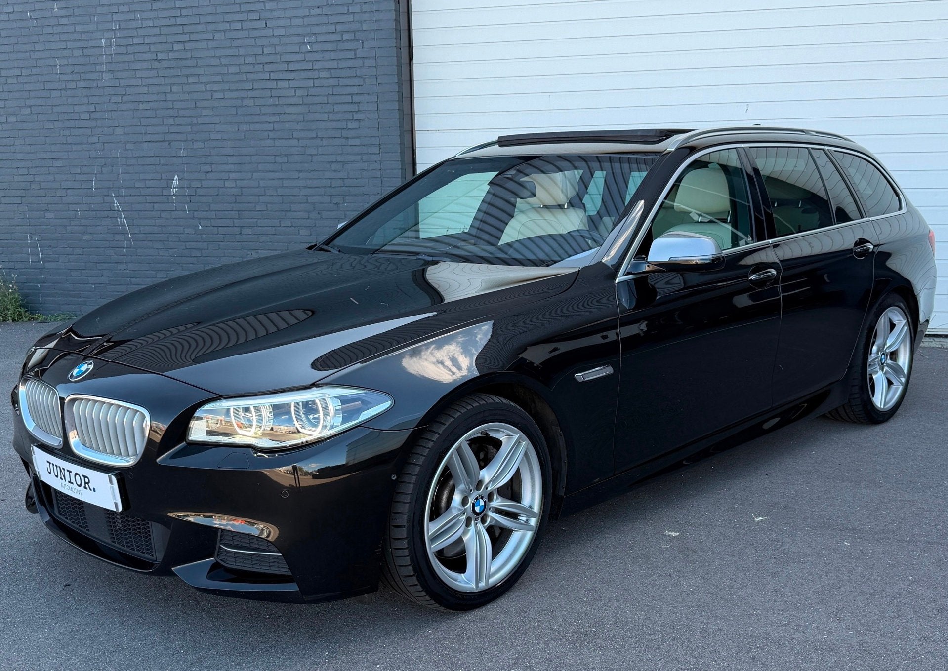 BMW 5-serie Touring M550xd INDIVIDUAL/PANO/LEDER/360/ALCANTA, Auto's, Automaat, Lichtsensor, Gebruikt, Euro 6