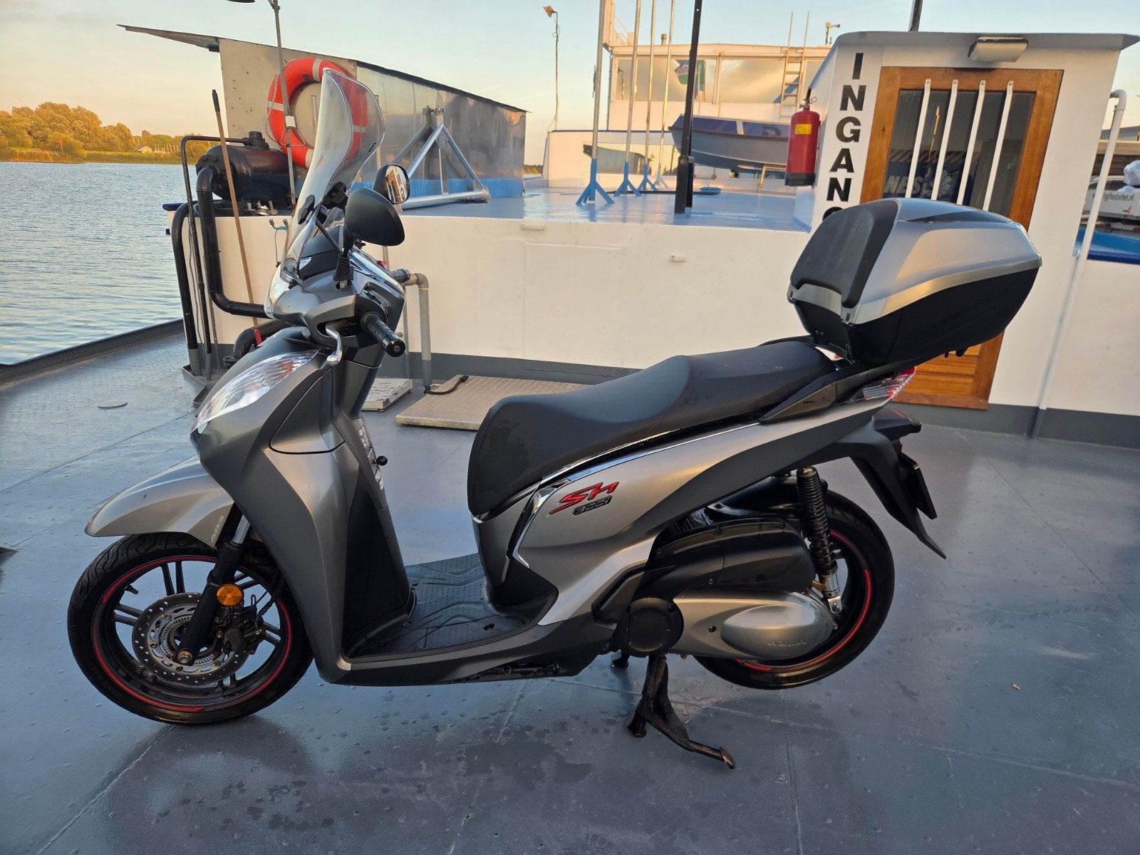 Honda SH 300i Speciale uitvoering - Topstaat, Dealeronderhou, Fietsen en Brommers, Overige modellen, 300 cc, Ophalen of Verzenden