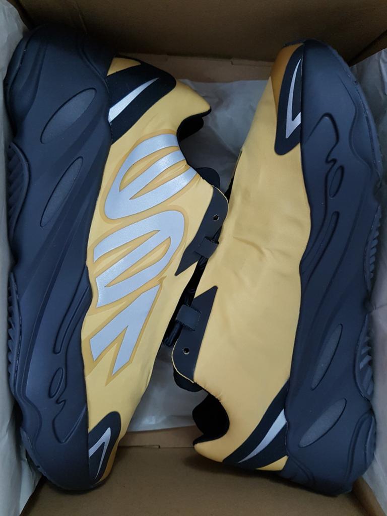 Adidas Yeezy 700 MNVN, Kleding | Heren, Schoenen, Overige kleuren, Nieuw, Ophalen of Verzenden, Sneakers of Gympen