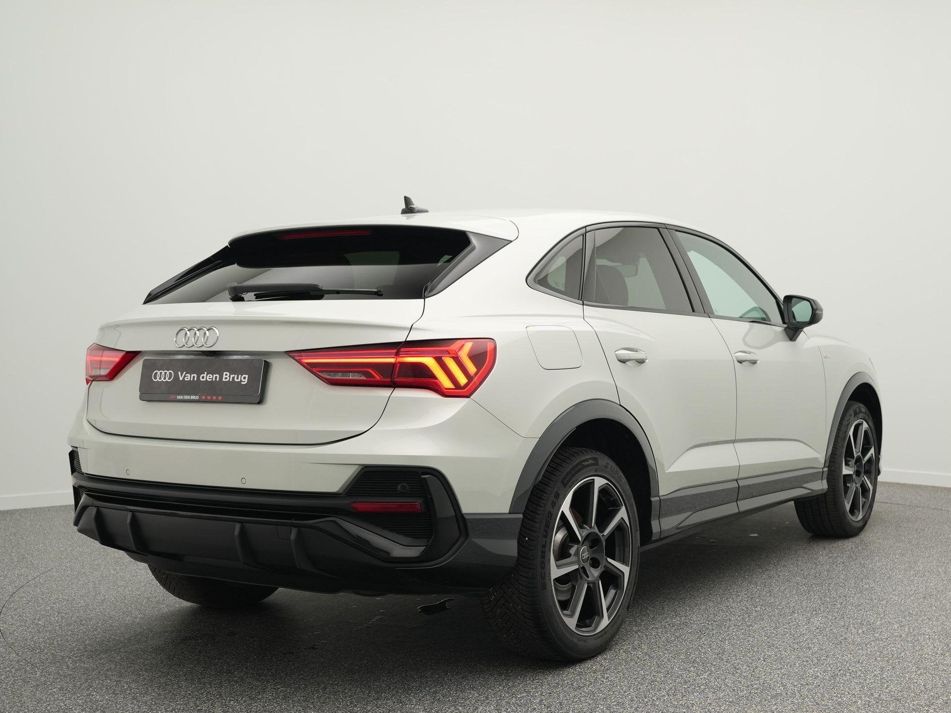 Audi Q3 Sportback 45 TFSI e 245 PK S Edition Automaat | Acht, Auto's, Gebruikt, Leder en Stof, Hybride Elektrisch/Benzine, 13 kWh