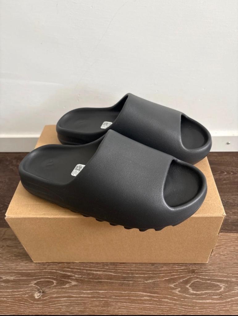 Yeezy Slide Onyx, Kleding | Heren, Schoenen, Slippers, Zwart, Nieuw, Ophalen of Verzenden