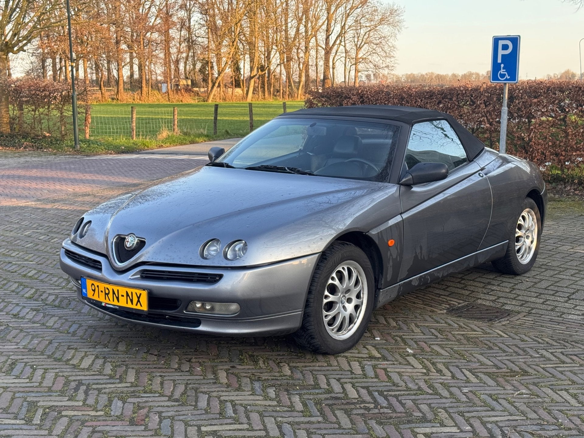 Alfa Romeo Spider 2.0-16V T.Spark uit 1998, Auto's, Alfa Romeo, 1345 kg, Gebruikt, Zwart, Cabriolet