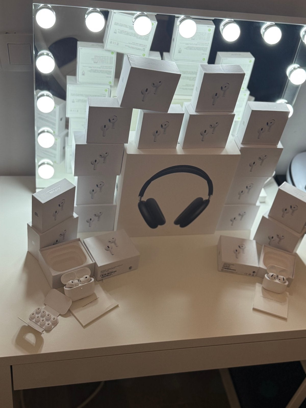 Airpods, Ophalen of Verzenden, Zo goed als nieuw, Zwart, Handen en Nagels