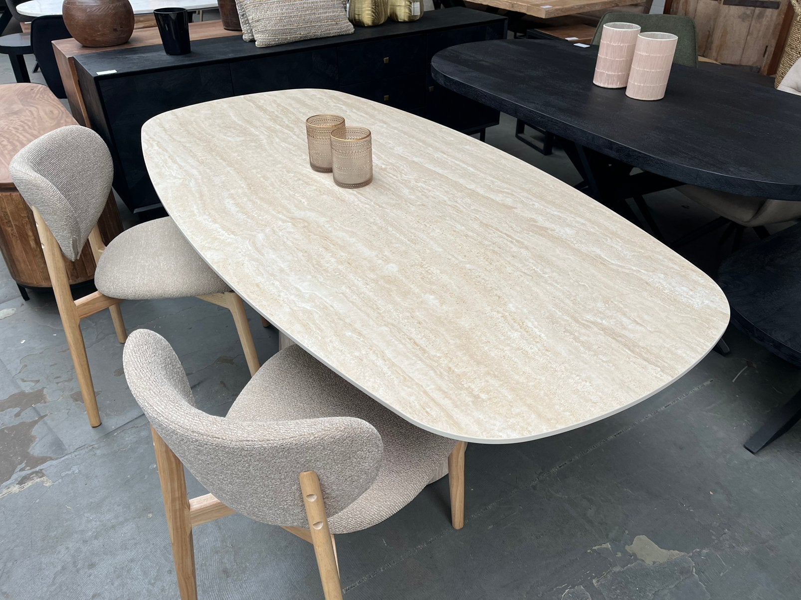 Magazijn leegverkoop eettafel deens ovaal Japandi travertin