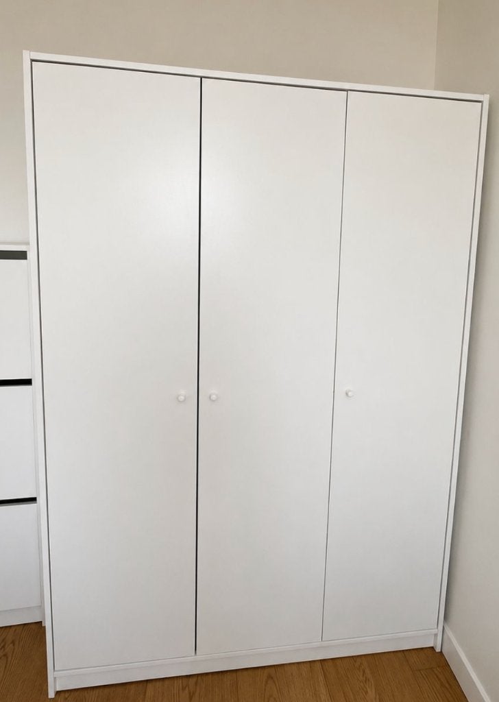 white 3 door wardrobe, Ophalen, Met deur(en), 100 tot 150 cm, Zo goed als nieuw