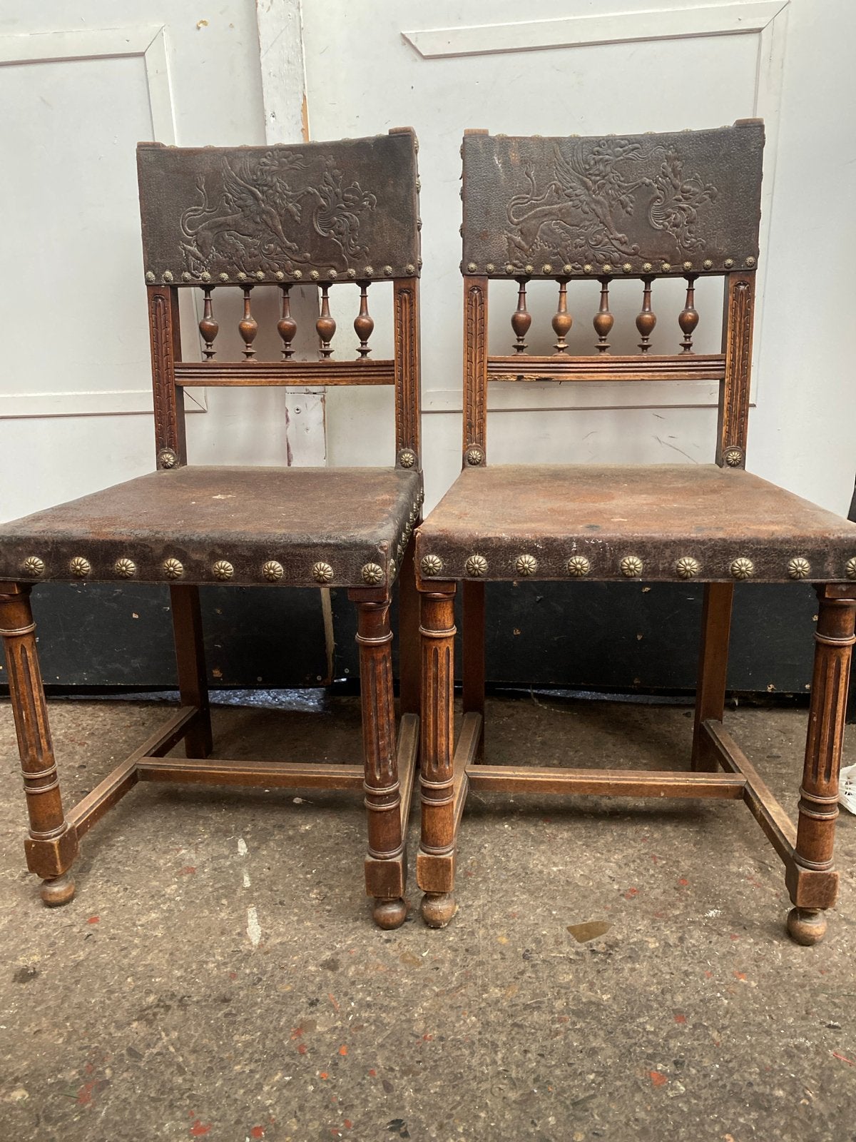 Antieke Spaanse stoelen met leer en drakenmotief, Ophalen