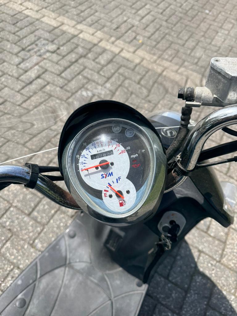 Sym mio 50 snor met hoog scherm, Fietsen en Brommers, Scooters | SYM, Gebruikt, Benzine, 50 cc, Maximaal 25 km/u