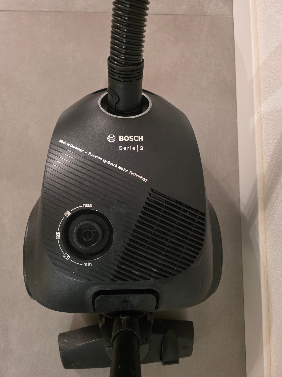 Bosch Serie 2 Stofzuiger met zak Zwart 600 watt BGLS2BA1H, Gebruikt, Bosch, Geschikt voor harde vloeren, Sledestofzuiger