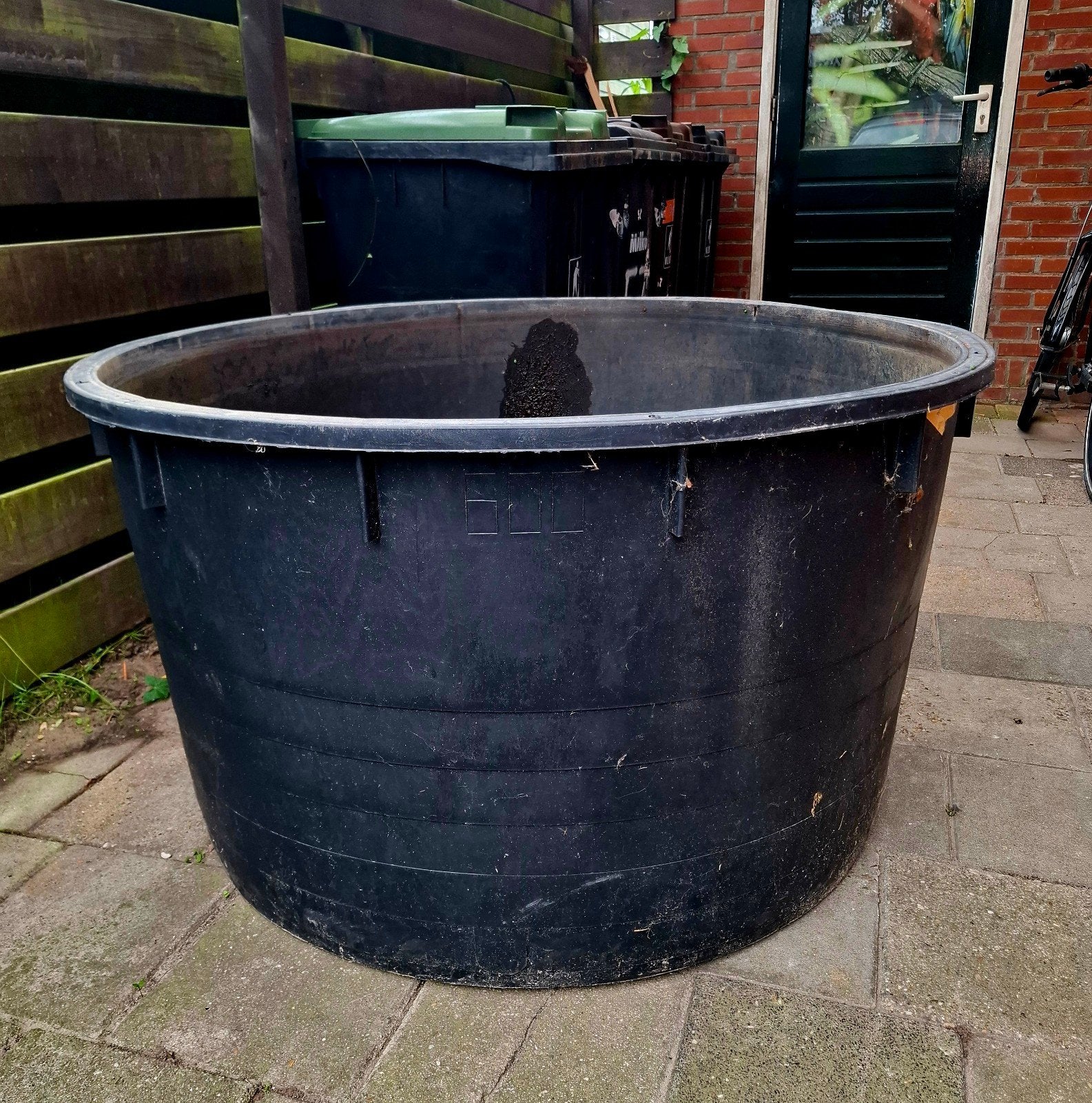 vijverbak. 600, liter, Ophalen, Kunststof, Gebruikt, 100 cm of meer