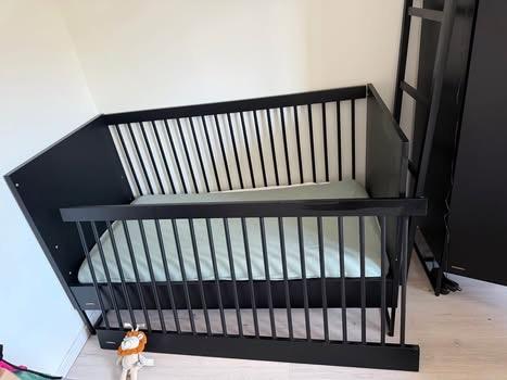 Meegroeibed/Peuterbed Zwart 70x140 van Kidsmill, Ophalen, Gebruikt, Ledikant