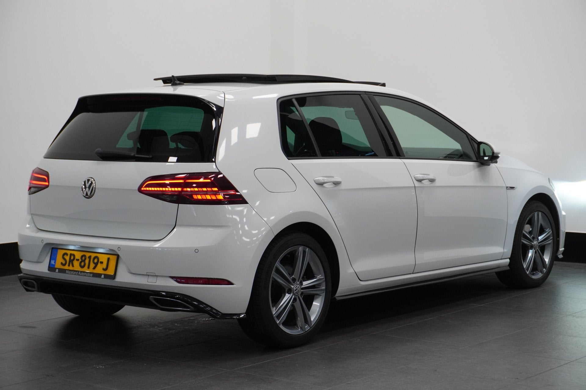 Volkswagen Golf 1.5 TSI 150PK Highline Business R-line Autom, Auto's, Euro 6, 4 cilinders, 150 pk, Wit