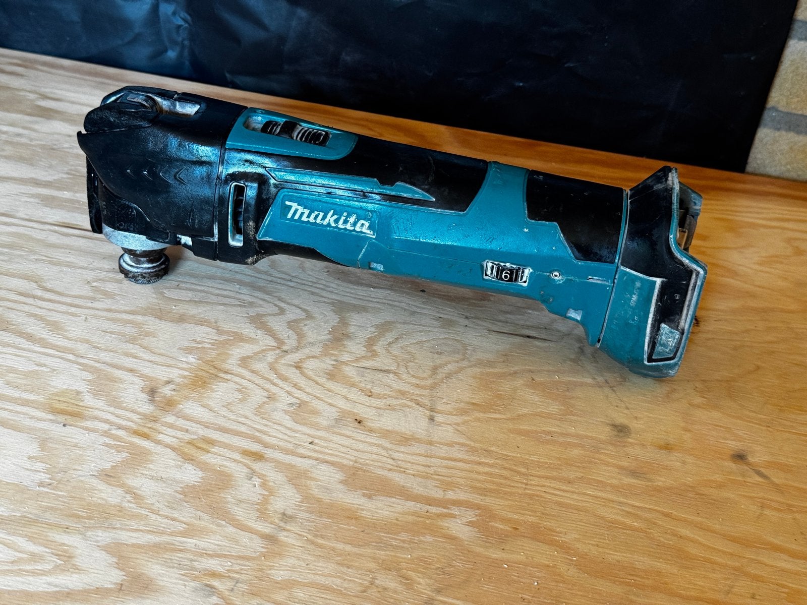 Makita DTM51 multitool 18v, Ophalen of Verzenden, Zo goed als nieuw, Minder dan 600 watt, 30 tot 70 mm