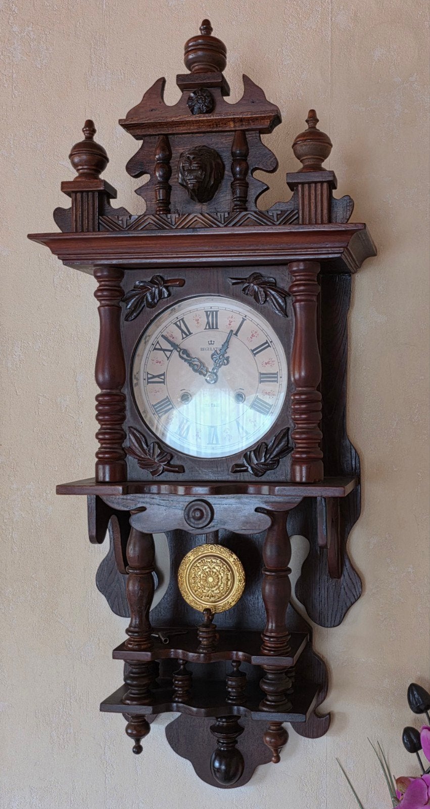 Regulator wandklok met slinger en Romeinse cijfers, Ophalen