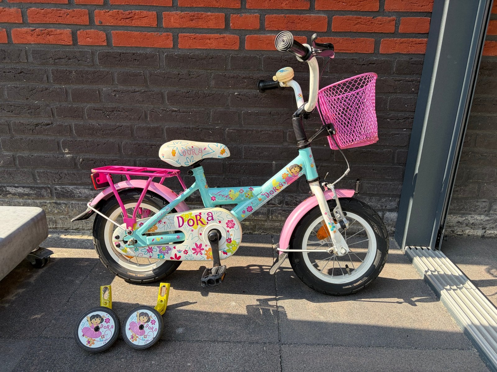 Loekie - Dora kinderfiets 12 / 12,5 inch met zijwieltjes, Ophalen, Terugtraprem, Zijwieltjes, Gebruikt