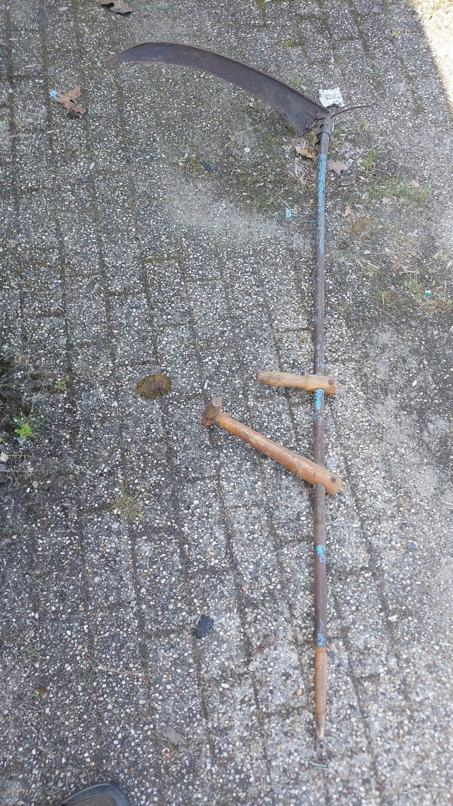 Oude authentieke zeis antiek gereedschap landbouw, Ophalen