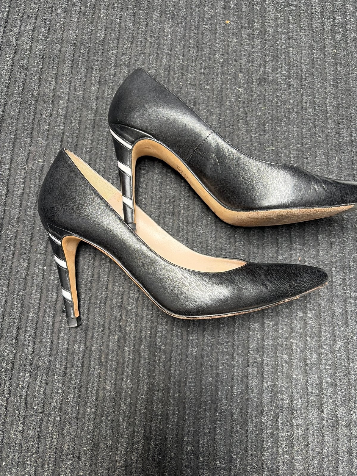 Zwarte leren pumps met gestreepte hak - Maat 38,5, Ophalen of Verzenden, Gedragen, Zwart, Pumps
