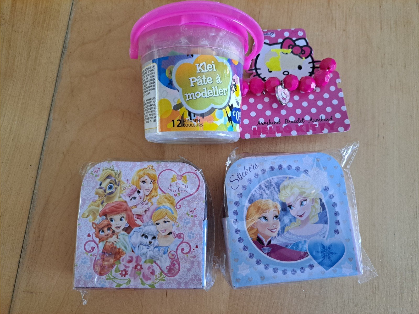 Nieuw in plastic:Disney stickers,klei en Hello Kitty armband, Ophalen of Verzenden, Nieuw, Bouwen