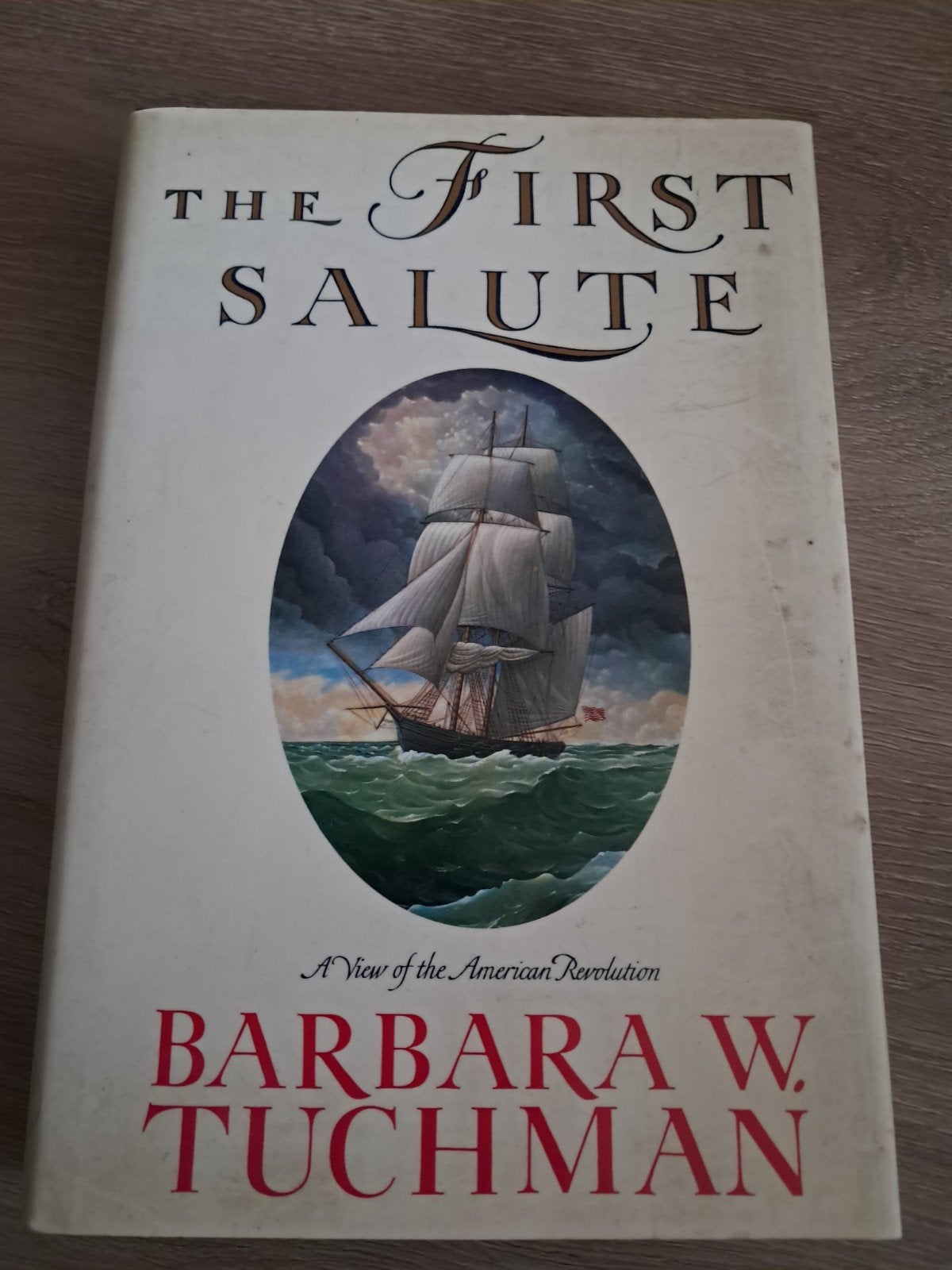 E3 The First Salute - Barbara W. Tuchman (Engels), Boeken, Ophalen of Verzenden, 20e eeuw of later, Gelezen, Barbara W. Tuchman