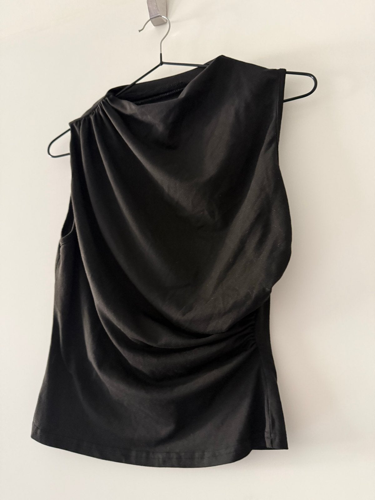 Zwarte mouwloze top met gedrapeerde hals, Kleding | Dames, Tops, Maat 38/40 (M), Zwart, Ophalen of Verzenden, Zo goed als nieuw