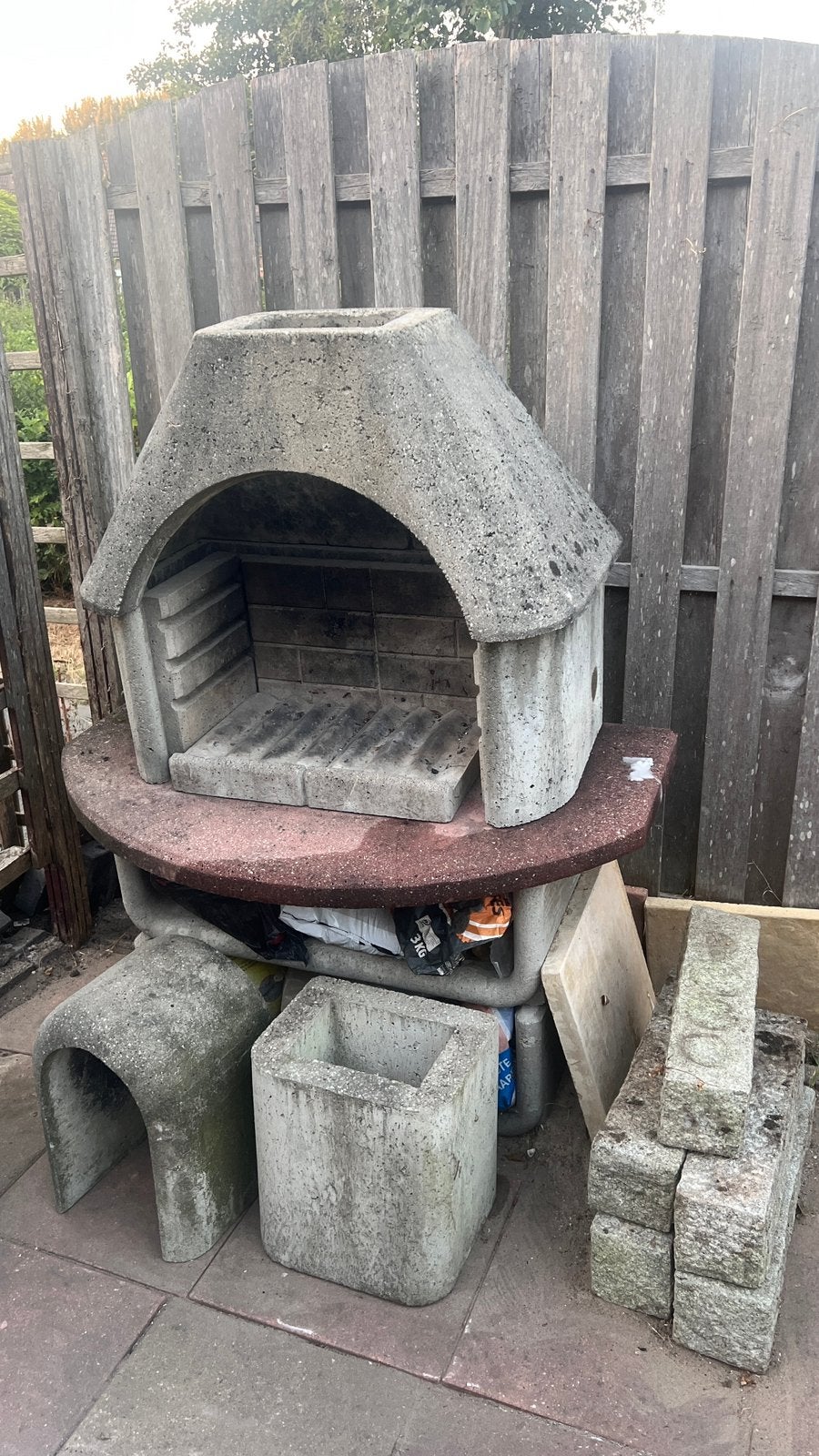 €50 verdienen? Betonnen BBQ en stenen meenemen, Ophalen, Gebruikt