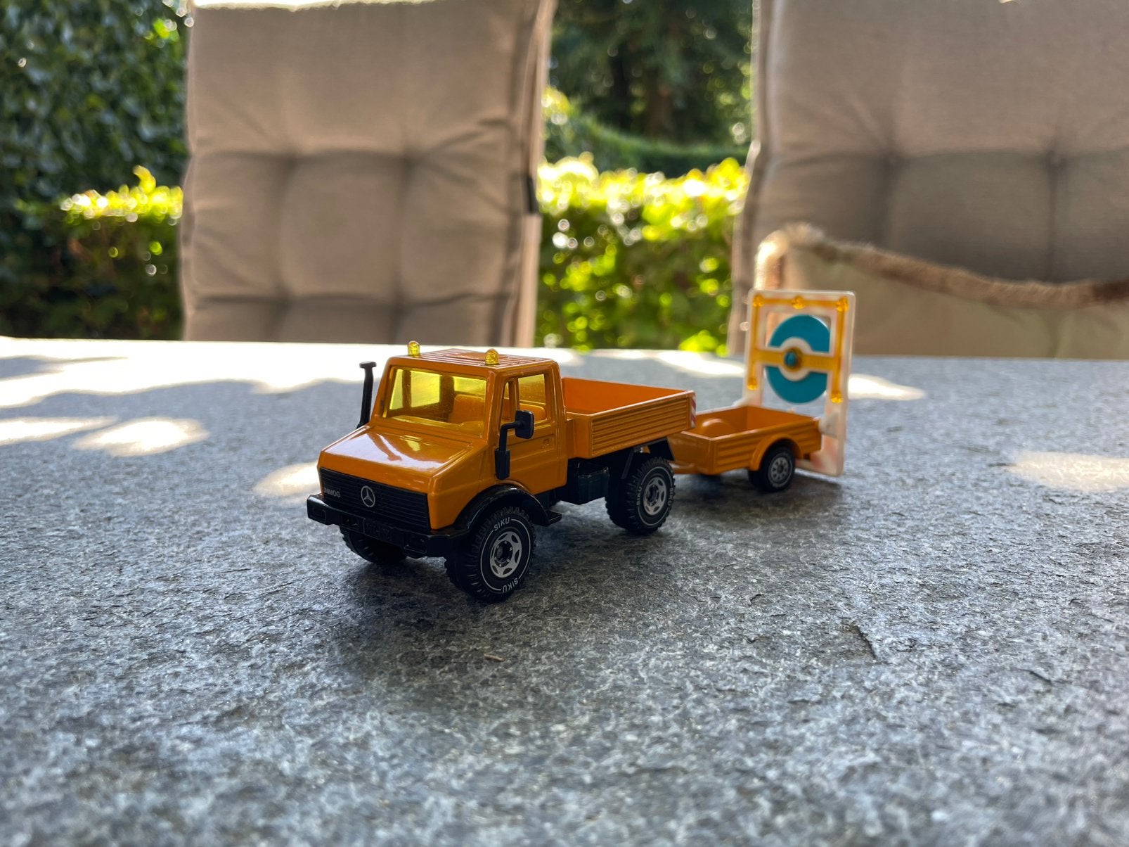Siku 2215 - Mercedes Unimog U1500 met wegafzetting, Ophalen of Verzenden, Nieuw, Bus of Vrachtwagen, SIKU