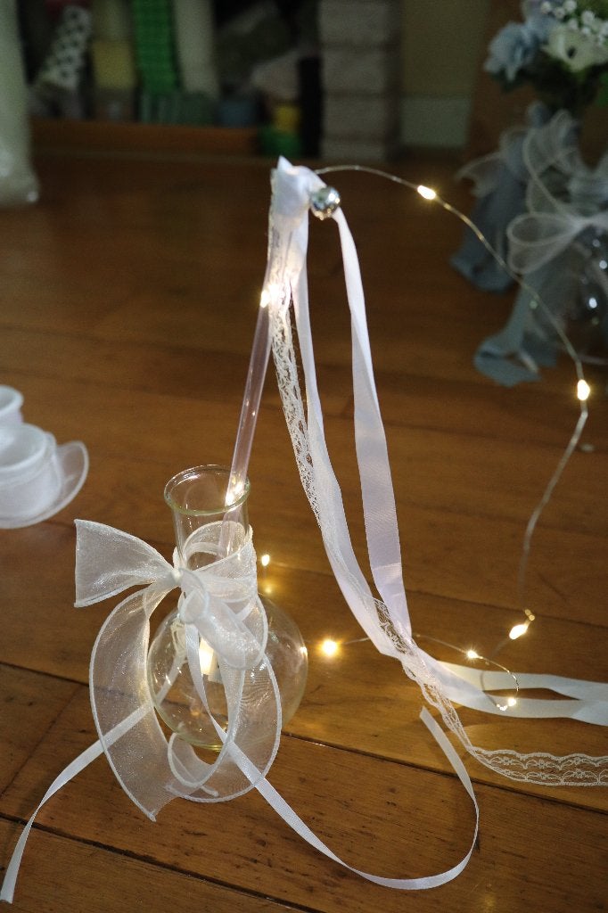 Lichtgevende wit lint met belletje, Hobby en Vrije tijd, Feestartikelen, Ophalen, Zo goed als nieuw, Versiering, Geboorte of Huwelijk