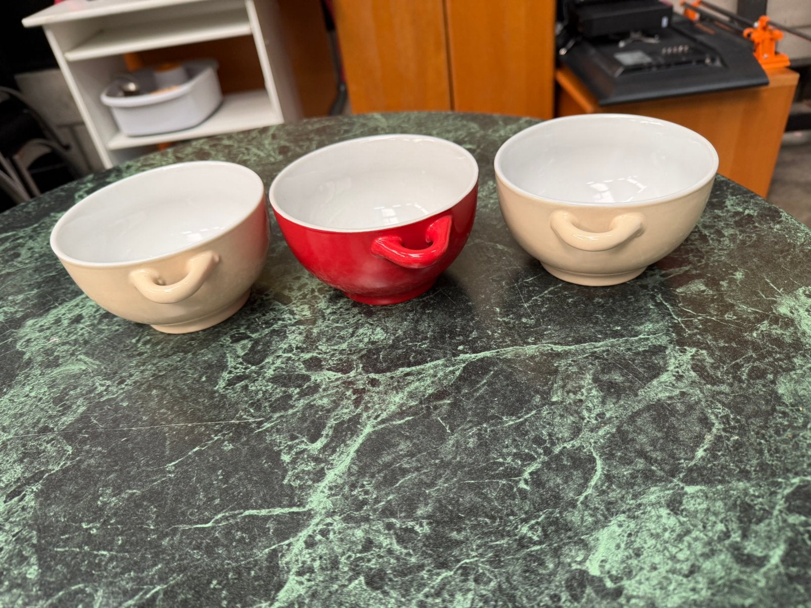 3 KERAMISCHE SOEPKOMMEN MET HANDVATTEN –ROOD & CRÈME–SERVIES, Ophalen