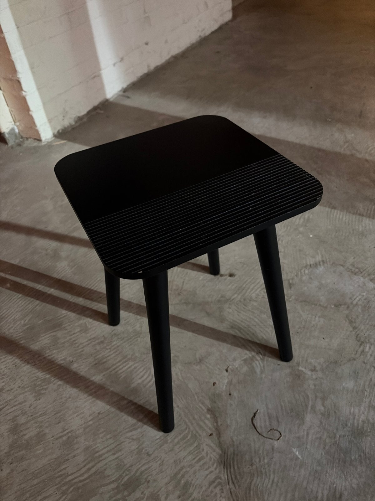 Zwart bijzettafeltje met geribbeld detail, Ophalen, Minder dan 45 cm, Minder dan 55 cm, Gebruikt