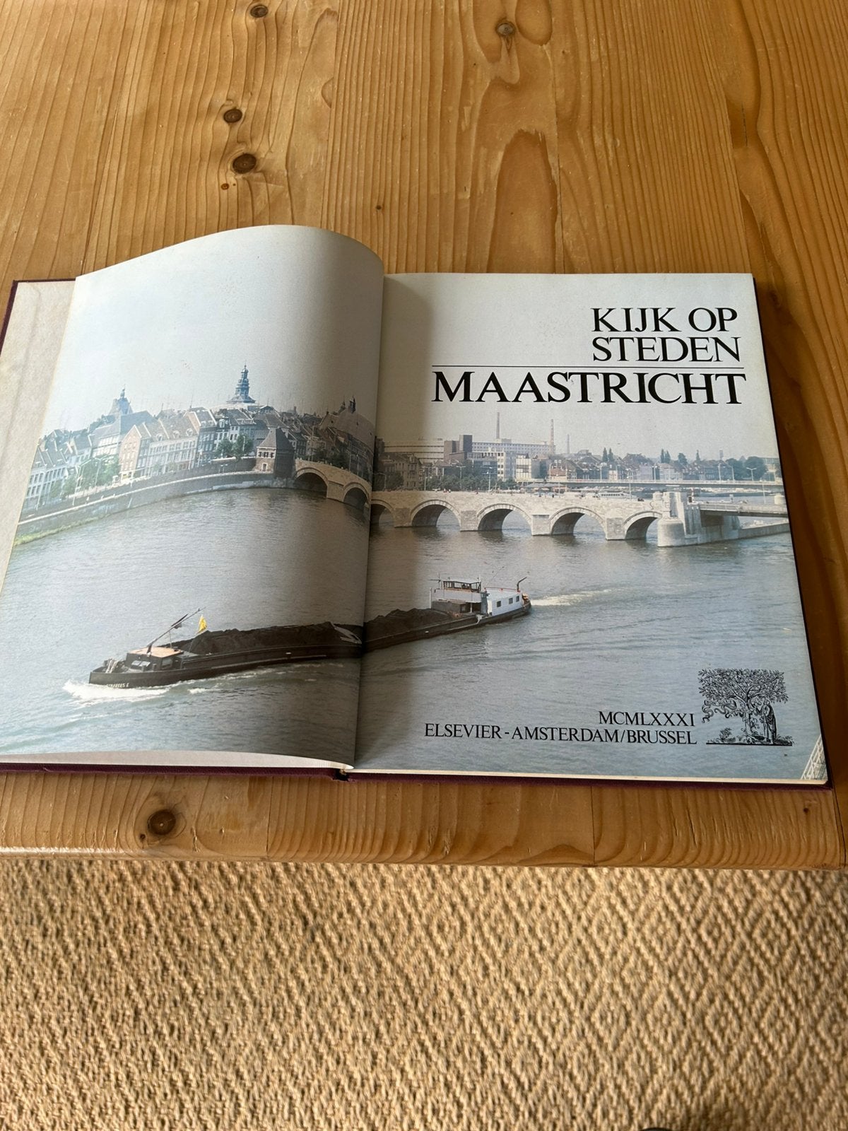 BOEK KIJK OP MAASTRICHT UIT 1981, Boeken, Geschiedenis | Stad en Regio, Ophalen of Verzenden, 20e eeuw of later, Zo goed als nieuw