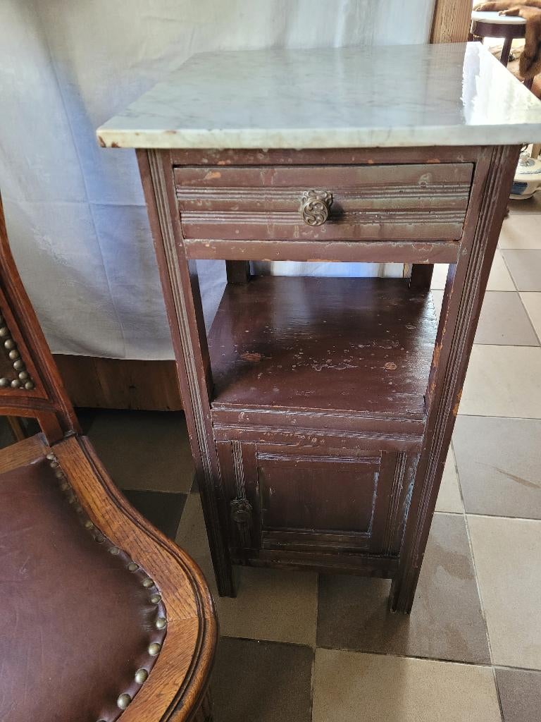 Antiek hoog nachtkastje met marmeren blad, Huis en Inrichting, Slaapkamer | Nachtkastjes, Ophalen, Heikant 21 Kaatsheuvel, Gebruikt