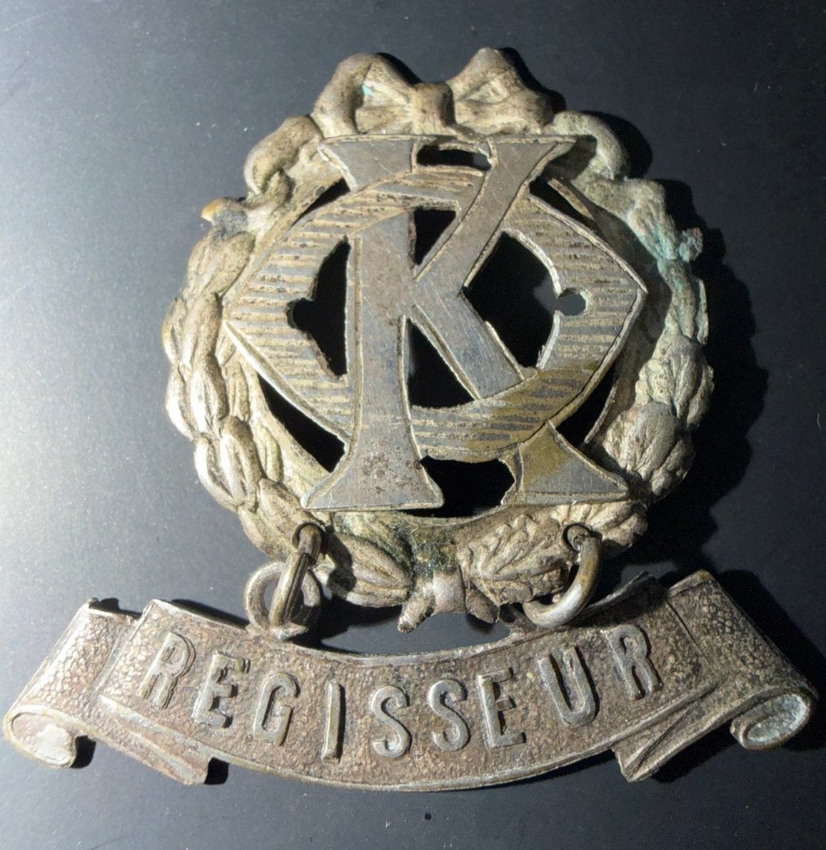 Insigne Vintage Regiseur K, Verzenden, Gebruikt, Overige onderwerpen, Button